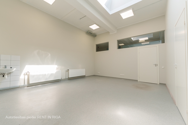 Объявление. Помещение с раковиной на Югле, Бривибас гатве 403.  Помещение может быть приспособлено под офис, Цена: 265 EUR/мес. Foto #2