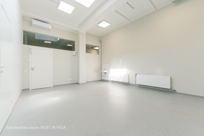 Объявление. Помещение с раковиной на Югле, Бривибас гатве 403.  Помещение может быть приспособлено под офис, Цена: 265 EUR/мес. Foto #1