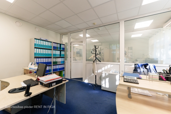Sludinājumi. Iznomā biroja ēku ar teritoriju Teikā. Autonoms, atsevišķi stāvoš īpašums labā lokācijā. Blakus Cena: 3863 EUR/mēn Foto #3