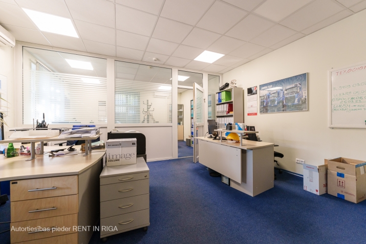 Sludinājumi. Iznomā biroja ēku ar teritoriju Teikā. Autonoms, atsevišķi stāvoš īpašums labā lokācijā. Blakus Cena: 3863 EUR/mēn Foto #1