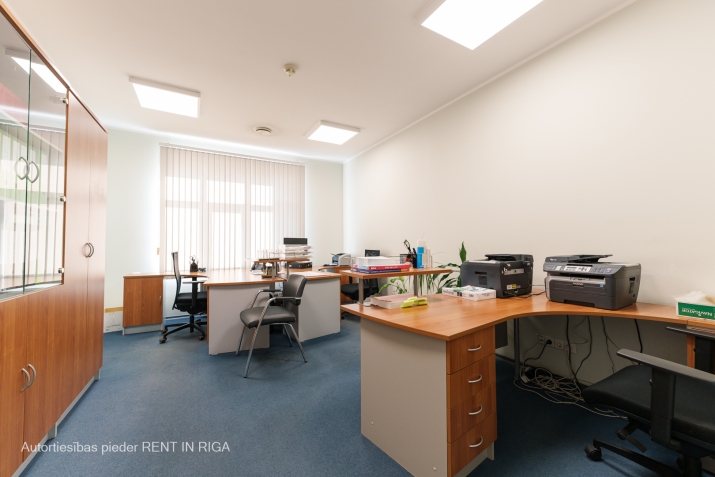 Sludinājumi. Iznomā pirmo stāvu autonomā ēkā, biroja vajadzībām.  Autonoms, atsevišķi stāvoš īpašums labā Cena: 1985 EUR/mēn Foto #2