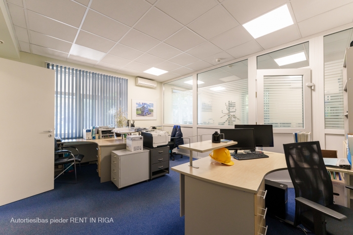 Sludinājumi. Iznomā pirmo stāvu autonomā ēkā, biroja vajadzībām.  Autonoms, atsevišķi stāvoš īpašums labā Cena: 1985 EUR/mēn Foto #4