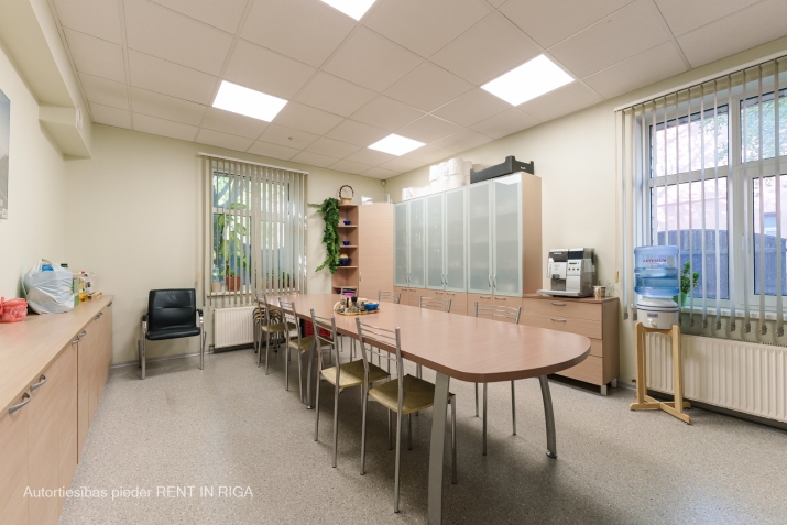 Sludinājumi. Iznomā pirmo stāvu autonomā ēkā, biroja vajadzībām.  Autonoms, atsevišķi stāvoš īpašums labā Cena: 1985 EUR/mēn Foto #8