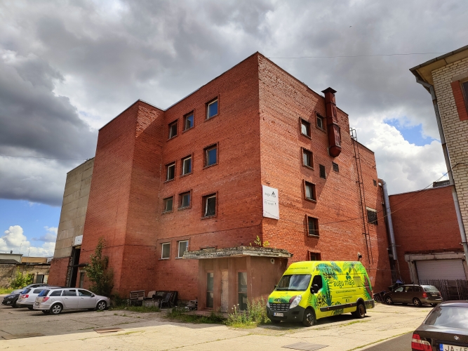 Объявление. Iznomā renovējamas biroju telpas.  Ilgtermiņā iznomā 3 stāvus no 4 administratīvajā ēkā bijušajā Цена: 1530 EUR/мес. Foto #1