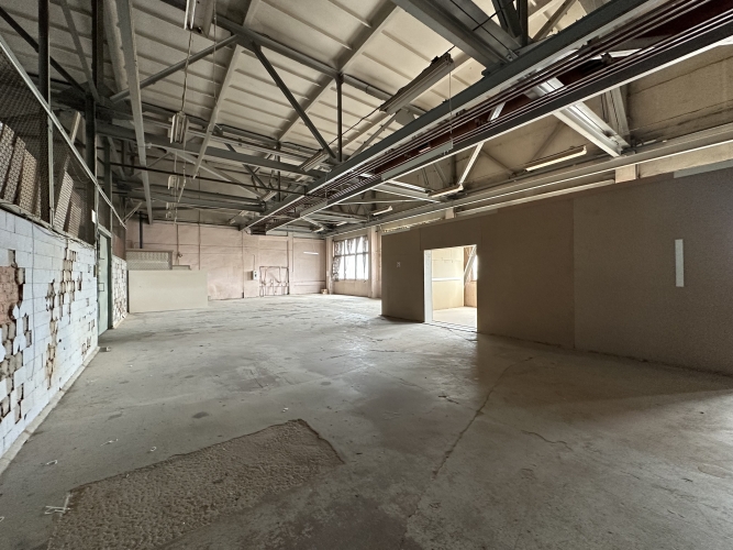 Sludinājumi. Ražotne vai noliktava tuvajā Purvciemā. Telpas atrodas ēkas ceturtajā stāvā. Kravas lifti 5t un 3t. Cena: 1068 EUR/mēn Foto #1