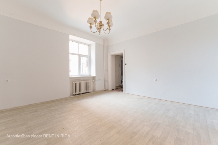 Sludinājumi. Piedāvājumā dzīvokļi Rīgas centrā. Īpašumam divas ēkas fasādes un pagalma.  Trīs istabu dzīvoklis Cena: 153920 EUR Foto #1