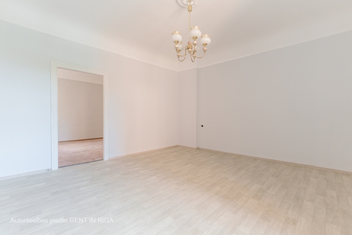 Sludinājumi. Piedāvājumā dzīvokļi Rīgas centrā. Īpašumam divas ēkas fasādes un pagalma.  Trīs istabu dzīvoklis Cena: 153920 EUR Foto #2