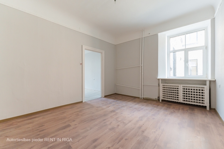 Sludinājumi. Piedāvājumā dzīvokļi Rīgas centrā. Īpašumam divas ēkas fasādes un pagalma.  Trīs istabu dzīvoklis Cena: 153920 EUR Foto #3