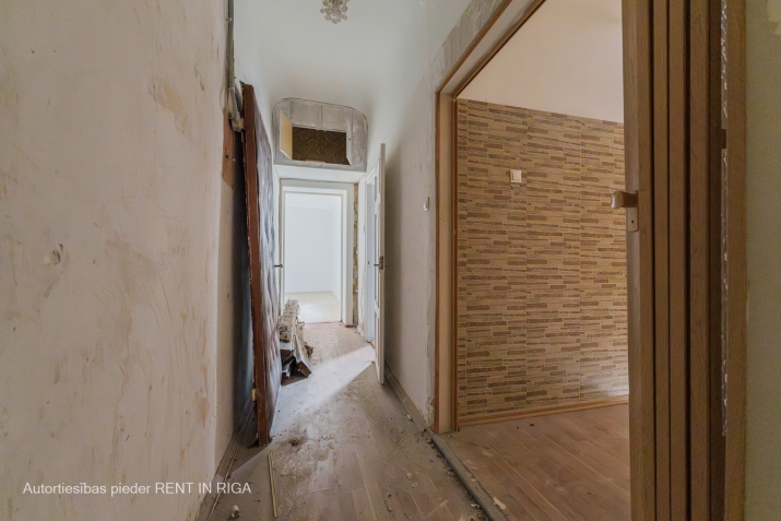 Sludinājumi. Piedāvājumā dzīvokļi Rīgas centrā. Īpašumam divas ēkas fasādes un pagalma.  Trīs istabu dzīvoklis Cena: 153920 EUR Foto #4