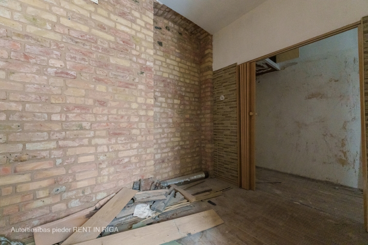 Sludinājumi. Piedāvājumā dzīvokļi Rīgas centrā. Īpašumam divas ēkas fasādes un pagalma.  Trīs istabu dzīvoklis Cena: 153920 EUR Foto #5
