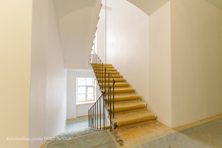 Sludinājumi. Piedāvājumā dzīvokļi Rīgas centrā. Īpašumam divas ēkas fasādes un pagalma.  Trīs istabu dzīvoklis Cena: 153920 EUR Foto #6