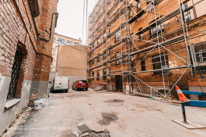 Sludinājumi. Piedāvājumā dzīvokļi Rīgas centrā. Īpašumam divas ēkas fasādes un pagalma.  Trīs istabu dzīvoklis Cena: 153920 EUR Foto #7