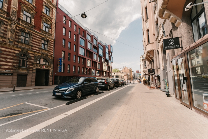 Sludinājumi. Piedāvājumā dzīvokļi Rīgas centrā. Īpašumam divas ēkas fasādes un pagalma.  Trīsistabu dzīvoklis ar Cena: 157990 EUR Foto #2