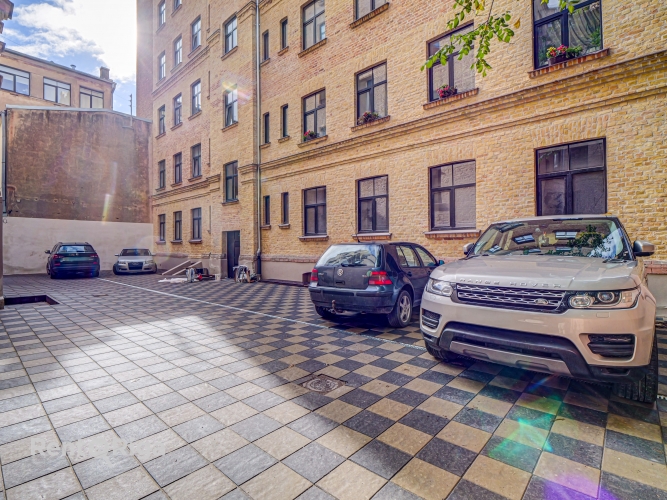 Sludinājumi. Piedāvājumā dzīvokļi Rīgas centrā. Īpašumam divas ēkas fasādes un pagalma.  Trīsistabu dzīvoklis ar Cena: 130820 EUR Foto #1