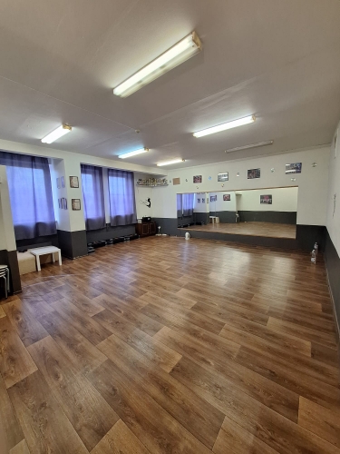 Sludinājumi. Multifunkcionāla ēka.  Pārdodas 4 stāvu ēka, kurā atrodas Vesko veikals, frizētava, deju studija, Cena: 375000 EUR Foto #6