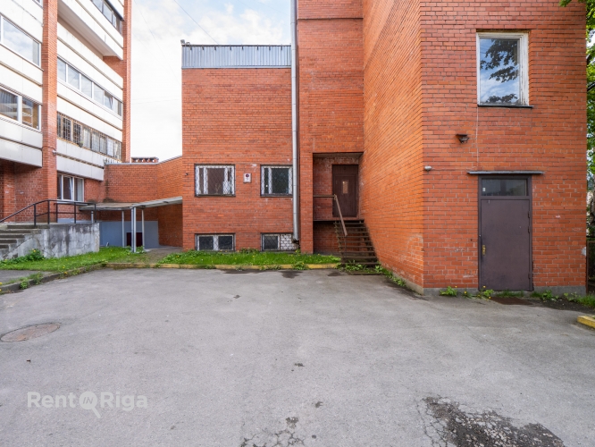 Объявление. Multi-functional building with land.  A 4-storey building is for sale, currently housing a Vesko Цена: 375000 EUR Foto #2