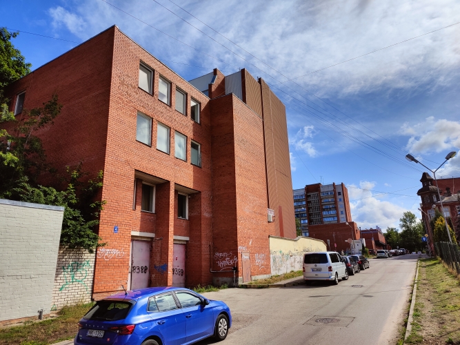 Sludinājumi. Multifunkcionāla ēka.  Pārdodas 4 stāvu ēka, kurā atrodas Vesko veikals, frizētava, deju studija, Cena: 375000 EUR Foto #2