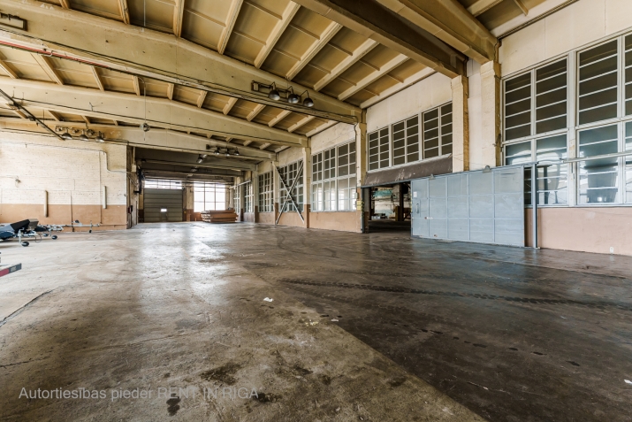 Sludinājumi. Plaša telpas ražošanai vai noliktavai.  + Sakopta, iežogota, asfaltēta un apsragāta teritorija ar Cena: 7035 EUR/mēn Foto #3