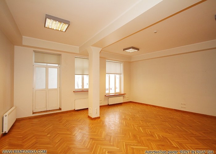 Объявление. Nomai tiek piedāvātas labas biroja telpas vēsturiskā namā, kas atrodas uz Tirgoņu ielas. Ceturtā Цена: 499 EUR/мес. Foto #2