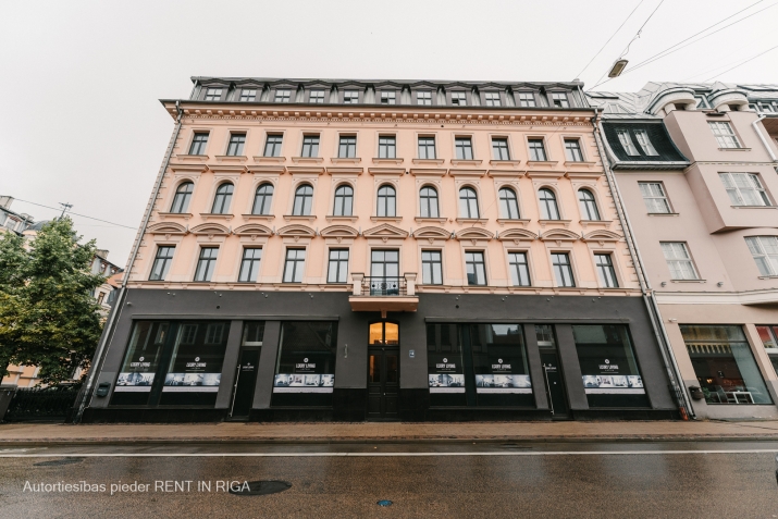 Sludinājumi. \'Elizabetes Rezidence\', viena no spilgtākajām Rīgas arhitektūras mantojuma pērlēm, celta 19. Cena: 1476 EUR/mēn Foto #2