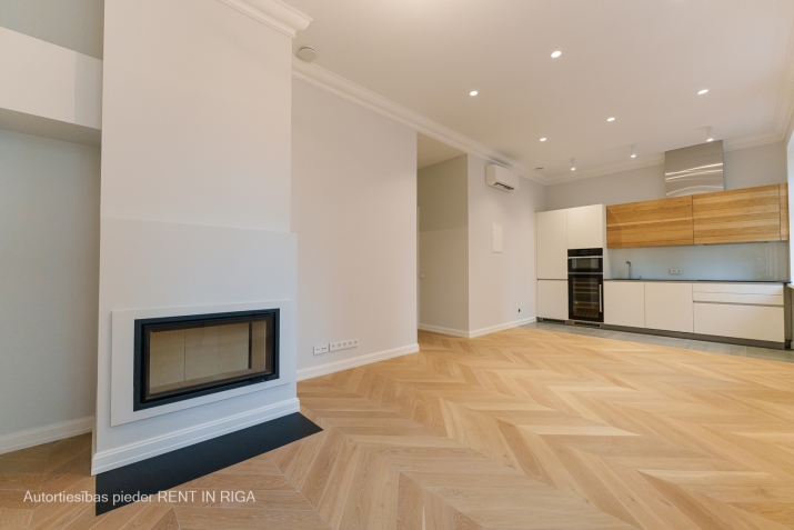 Sludinājumi. \'Elizabetes Rezidence\', viena no spilgtākajām Rīgas arhitektūras mantojuma pērlēm, celta 19. Cena: 1476 EUR/mēn Foto #3