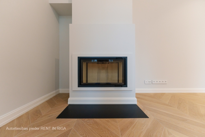 Sludinājumi. \'Elizabetes Rezidence\', viena no spilgtākajām Rīgas arhitektūras mantojuma pērlēm, celta 19. Cena: 1476 EUR/mēn Foto #4