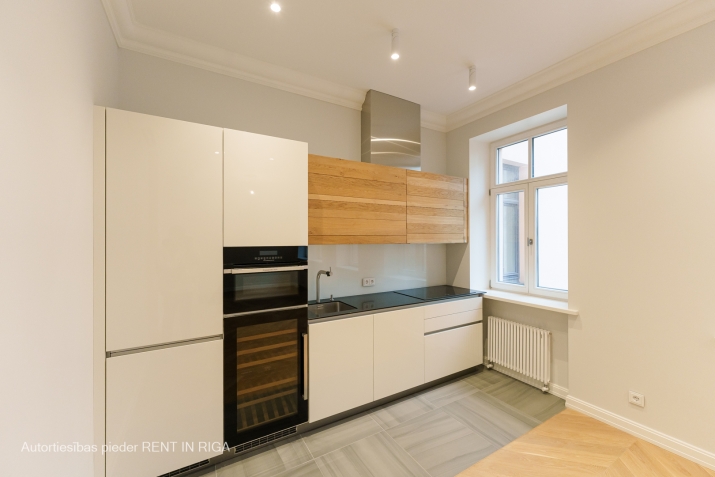 Sludinājumi. \'Elizabetes Rezidence\', viena no spilgtākajām Rīgas arhitektūras mantojuma pērlēm, celta 19. Cena: 1476 EUR/mēn Foto #6