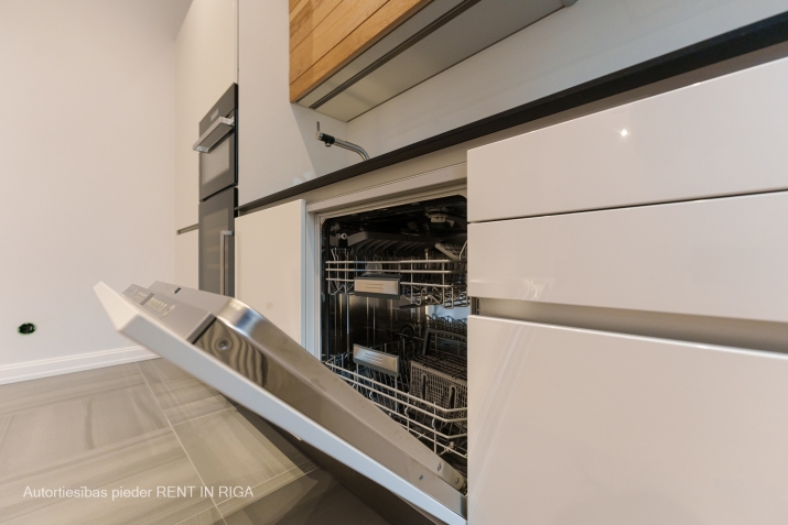 Sludinājumi. \'Elizabetes Rezidence\', viena no spilgtākajām Rīgas arhitektūras mantojuma pērlēm, celta 19. Cena: 1476 EUR/mēn Foto #7