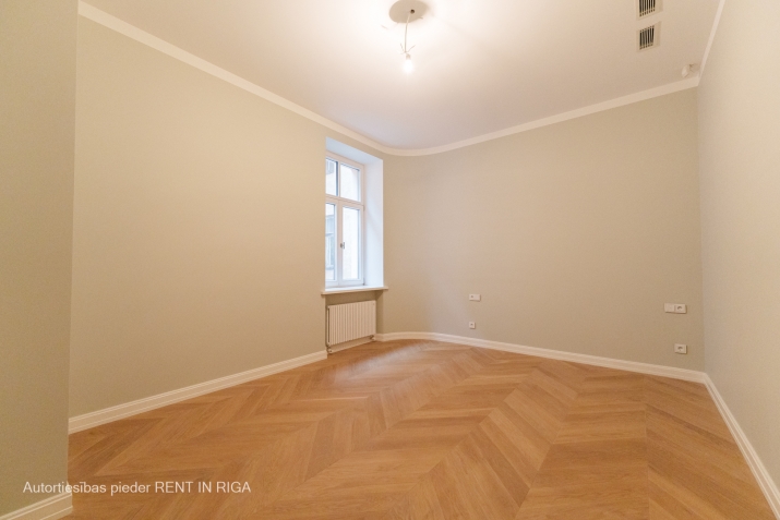 Sludinājumi. \'Elizabetes Rezidence\', viena no spilgtākajām Rīgas arhitektūras mantojuma pērlēm, celta 19. Cena: 1476 EUR/mēn Foto #8