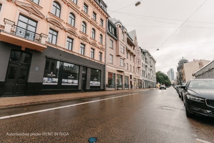 Sludinājumi. \'Elizabetes Rezidence\', viena no spilgtākajām Rīgas arhitektūras mantojuma pērlēm, celta 19. Cena: 1476 EUR/mēn Foto #1