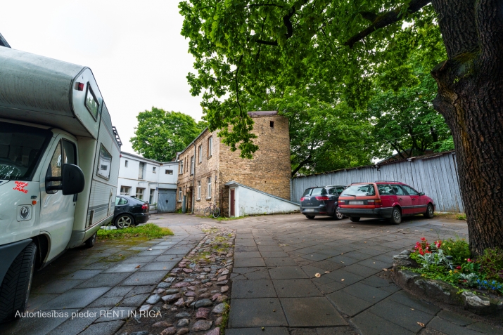 Объявление. Продаваемая недвижимость состоит из двух жилых зданий, одного нежилого здания и земельного участка. Цена: 730000 EUR Foto #3