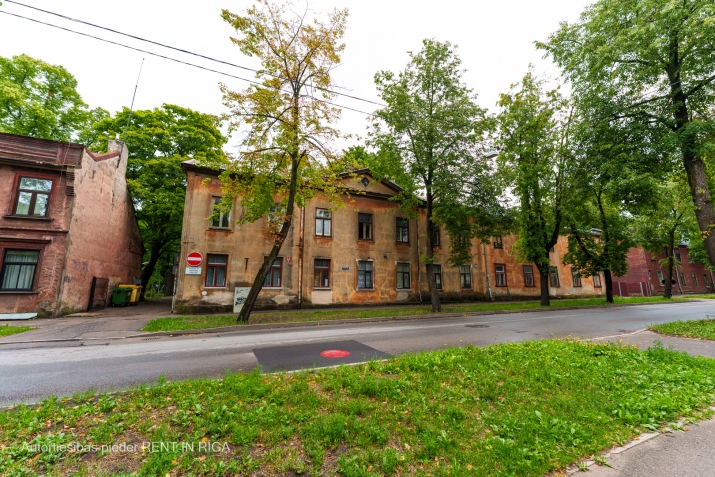 Объявление. Продаваемая недвижимость состоит из двух жилых зданий, одного нежилого здания и земельного участка. Цена: 730000 EUR Foto #2