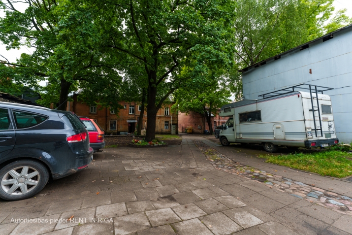 Объявление. Продаваемая недвижимость состоит из двух жилых зданий, одного нежилого здания и земельного участка. Цена: 730000 EUR Foto #4