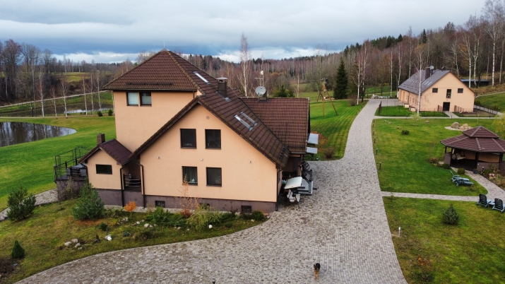 Sludinājumi. Pārdošanā fantastisks īpašums Līgatnē.   Uz vērienīgā 1.95 ha zemesgabala ierīkota 3- stāvu Cena: 350000 EUR Foto #2