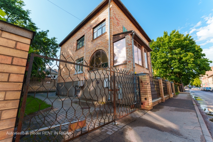 Sludinājumi. Pārdod biroju ēku Āgenskalnā, Āgenskalna tirgus un Stradiņa slimnīcas tuvumā.  + Investīcijas Cena: 280000 EUR Foto #1