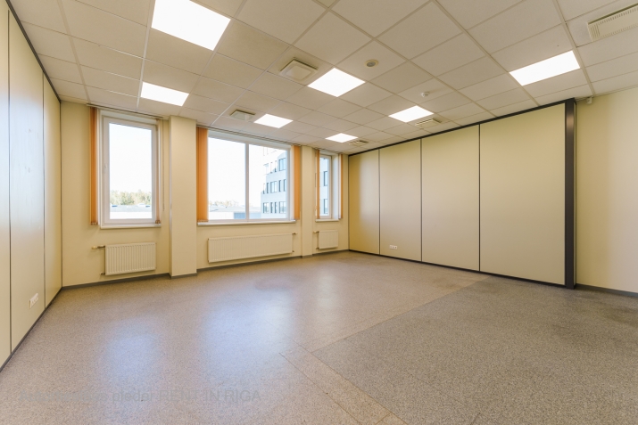 Sludinājumi. Iznomā 38.30 m2 kompaktas biroja telpas 3. stāvā mūsdienīgā B klases biroju ēkā Pļavniekos, rajonā Cena: 498 EUR/mēn Foto #4