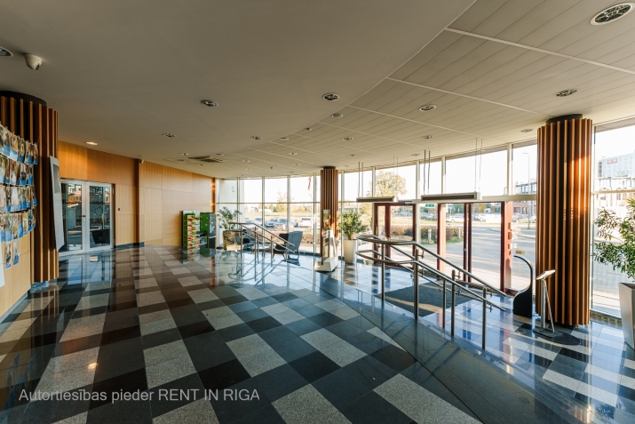 Sludinājumi. Iznomā 38.30 m2 kompaktas biroja telpas 3. stāvā mūsdienīgā B klases biroju ēkā Pļavniekos, rajonā Cena: 498 EUR/mēn Foto #3
