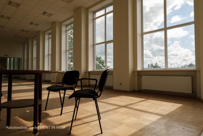 Sludinājumi. Iznomā lielo aktu zāli.  Svaigi remontēta gaiša zāle ar skatuvi un lieliem logiem abās pusēs. Cena: 644 EUR/mēn Foto #3