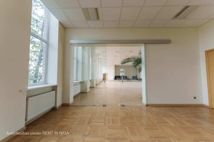Sludinājumi. Iznomā lielo aktu zāli.  Svaigi remontēta gaiša zāle ar skatuvi un lieliem logiem abās pusēs. Cena: 644 EUR/mēn Foto #6