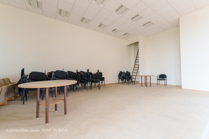 Sludinājumi. Iznomā lielo aktu zāli.  Svaigi remontēta gaiša zāle ar skatuvi un lieliem logiem abās pusēs. Cena: 644 EUR/mēn Foto #4