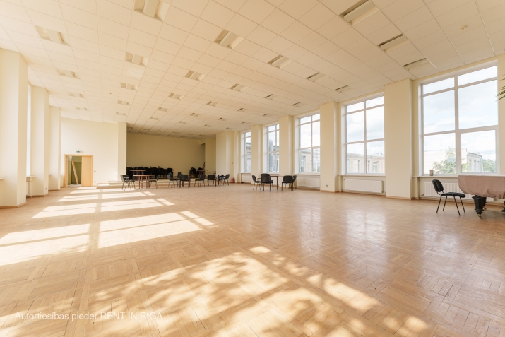 Sludinājumi. Iznomā lielo aktu zāli.  Svaigi remontēta gaiša zāle ar skatuvi un lieliem logiem abās pusēs. Cena: 644 EUR/mēn Foto #1