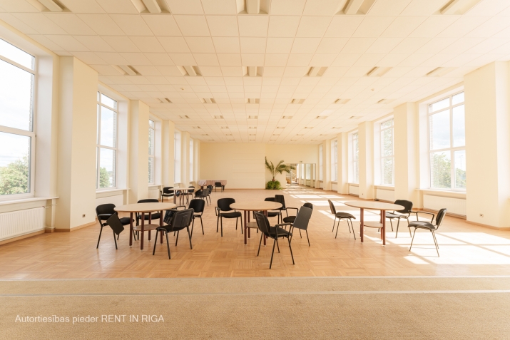 Sludinājumi. Iznomā lielo aktu zāli.  Svaigi remontēta gaiša zāle ar skatuvi un lieliem logiem abās pusēs. Cena: 644 EUR/mēn Foto #2