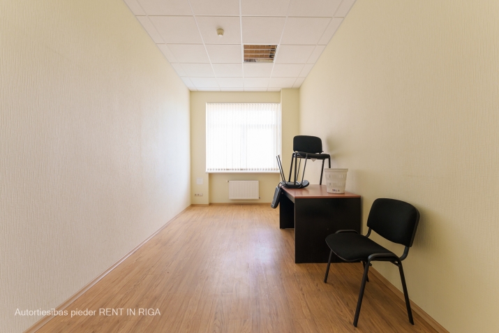 Sludinājumi. Iznomā dažāda izmēra nesen remontētas biroja telpas.  Var izvēlēties vairākus kabinetus pēc Cena: 184 EUR/mēn Foto #9