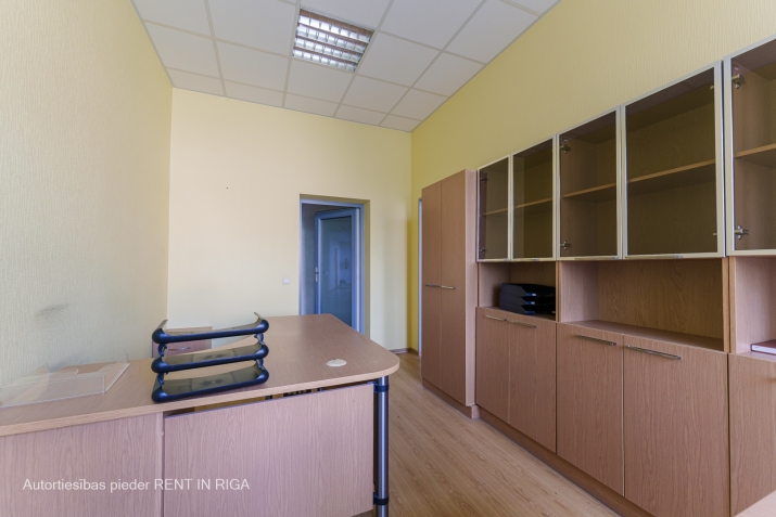 Sludinājumi. Iznomā dažāda izmēra nesen remontētas biroja telpas.  Var izvēlēties vairākus kabinetus pēc Cena: 184 EUR/mēn Foto #8