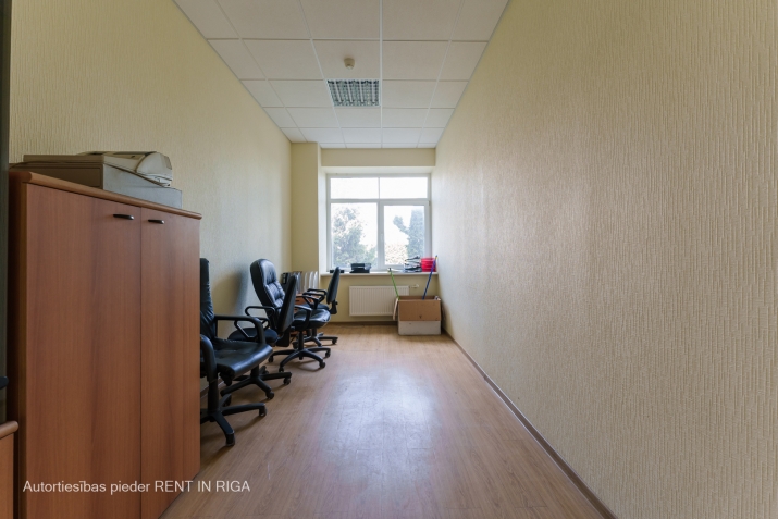 Sludinājumi. Iznomā dažāda izmēra nesen remontētas biroja telpas.  Var izvēlēties vairākus kabinetus pēc Cena: 184 EUR/mēn Foto #3