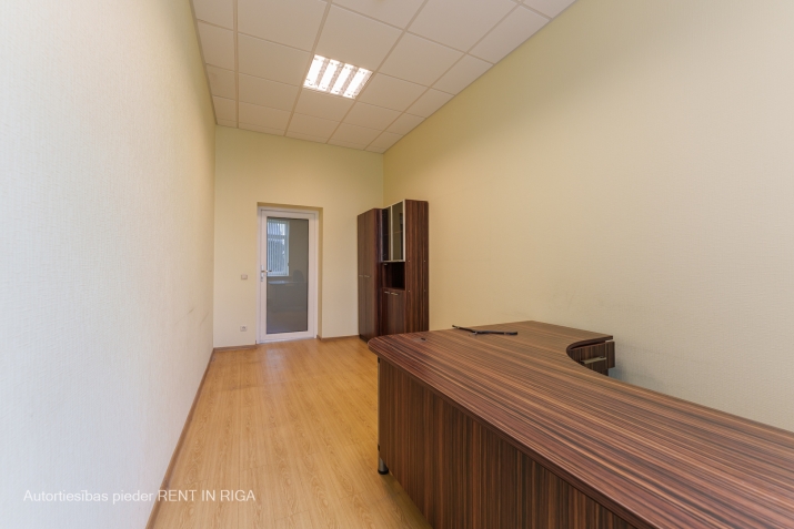 Sludinājumi. Iznomā dažāda izmēra nesen remontētas biroja telpas.  Var izvēlēties vairākus kabinetus pēc Cena: 416 EUR/mēn Foto #4