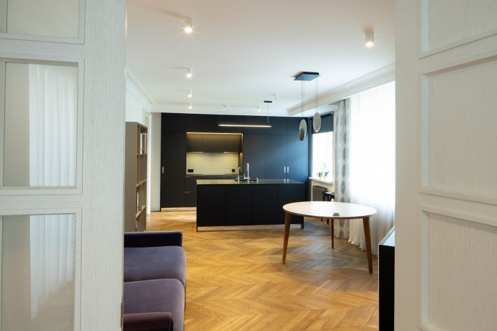 Sludinājumi. Plašs dzīvoklis ar dizainera plānotu kvalitatīvu apdari Dzirnavu ielas 92 nama pagalma ēkā.   Cena: 450000 EUR Foto #2