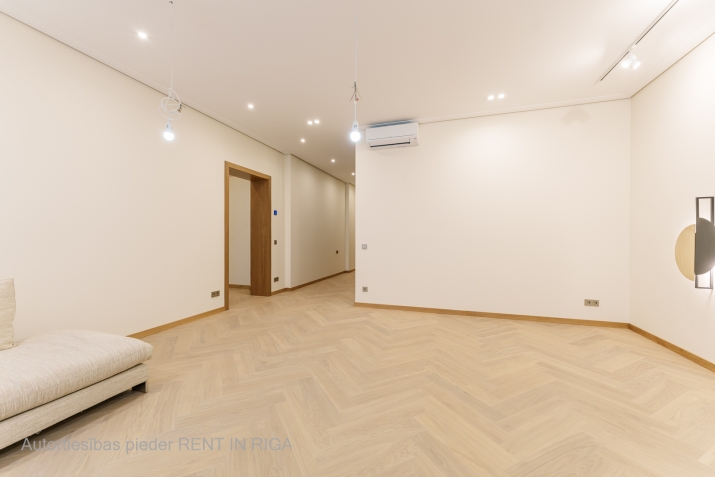 Sludinājumi. Tiek piedāvāts dzīvoklis Raiņa bulvārī, pašā pilsētas sirdī, skaistā jūgendstila ēkā, var teikt  Cena: 370000 EUR Foto #5