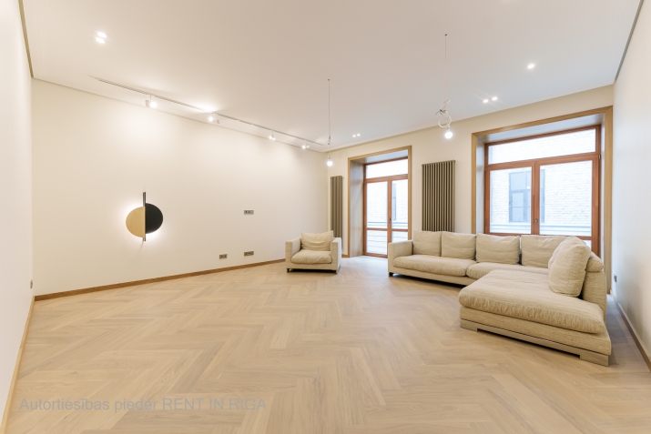 Sludinājumi. Tiek piedāvāts dzīvoklis Raiņa bulvārī, pašā pilsētas sirdī, skaistā jūgendstila ēkā, var teikt  Cena: 370000 EUR Foto #1