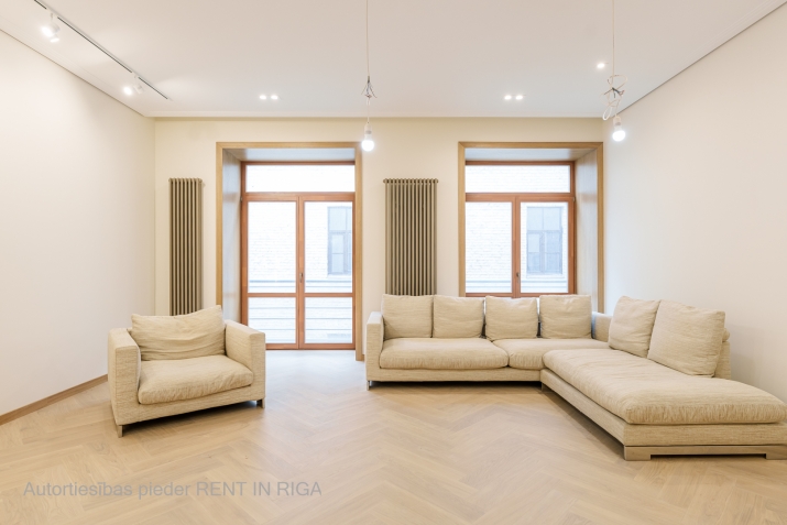 Sludinājumi. Tiek piedāvāts dzīvoklis Raiņa bulvārī, pašā pilsētas sirdī, skaistā jūgendstila ēkā, var teikt  Cena: 370000 EUR Foto #4